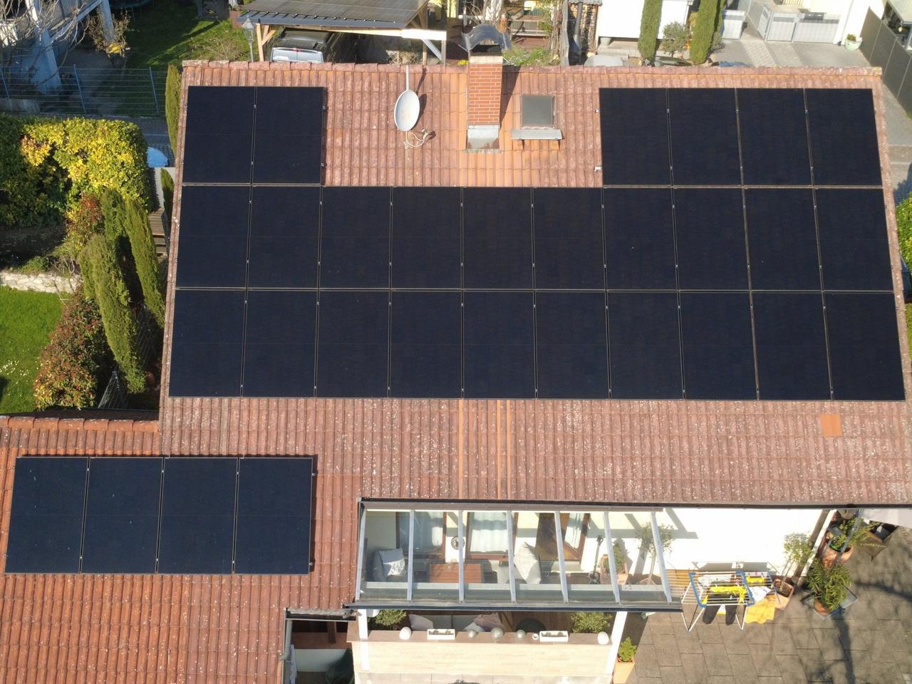 Luftaufnahme der Photovoltaikanlage auf einem Wohnhaus in Bötzingen