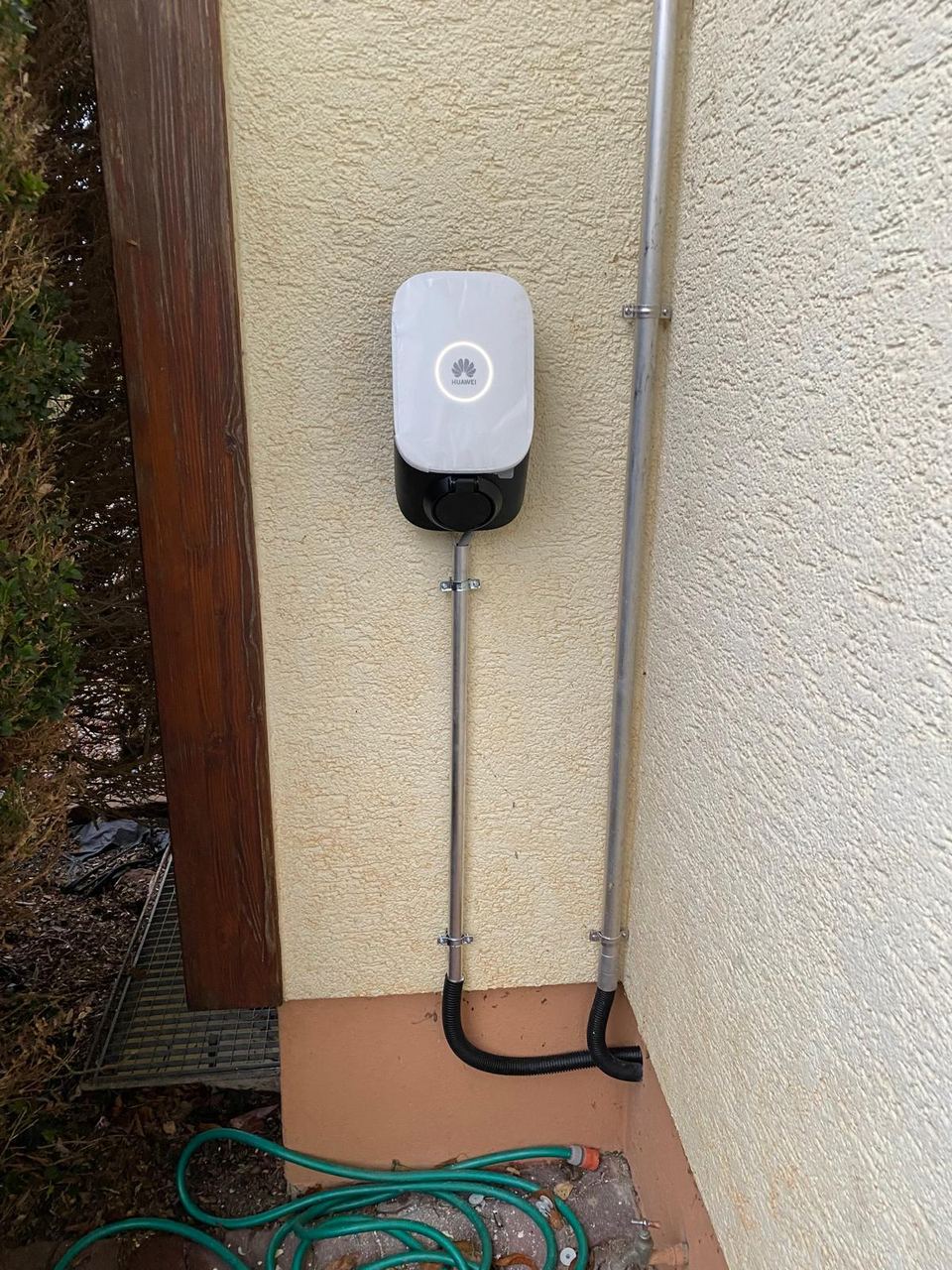 Wallbox an der Außenwand eines Wohnhauses in Bötzingen