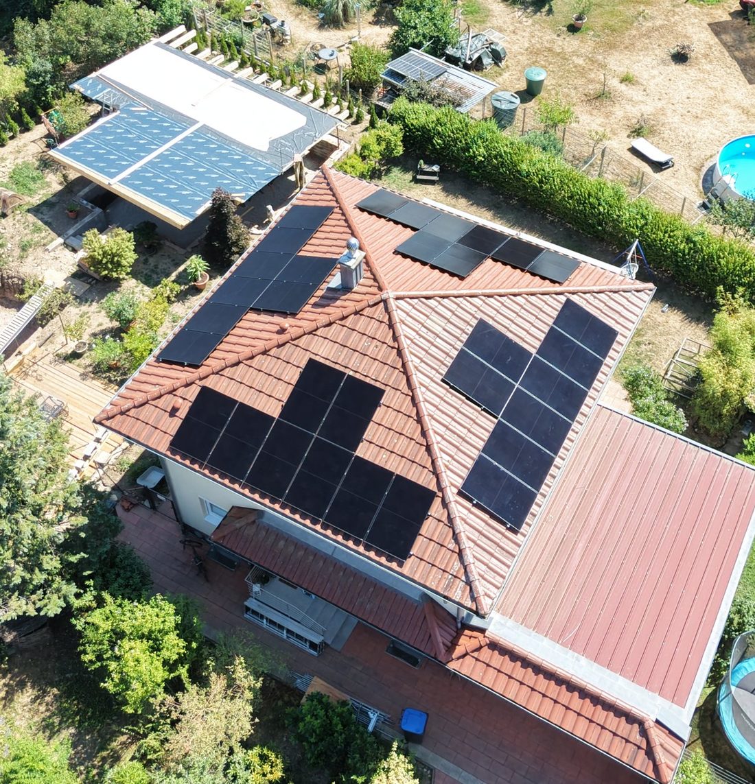 Luftaufnahme einer Photovoltaikanlage mit 14,88 kWp auf einem Wohnhaus in Emmendingen