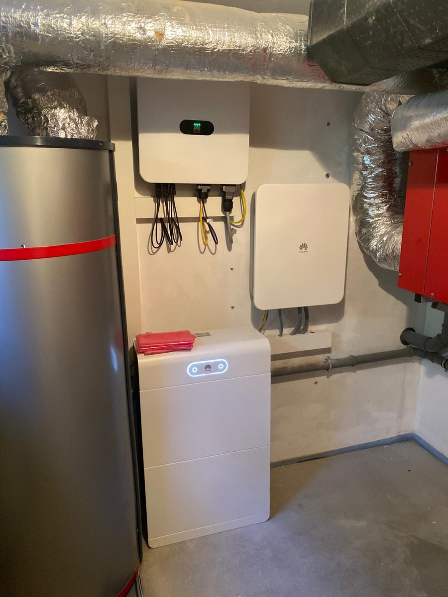 Technikraum in Emmendingen mit Wechselrichter und Batteriespeicher