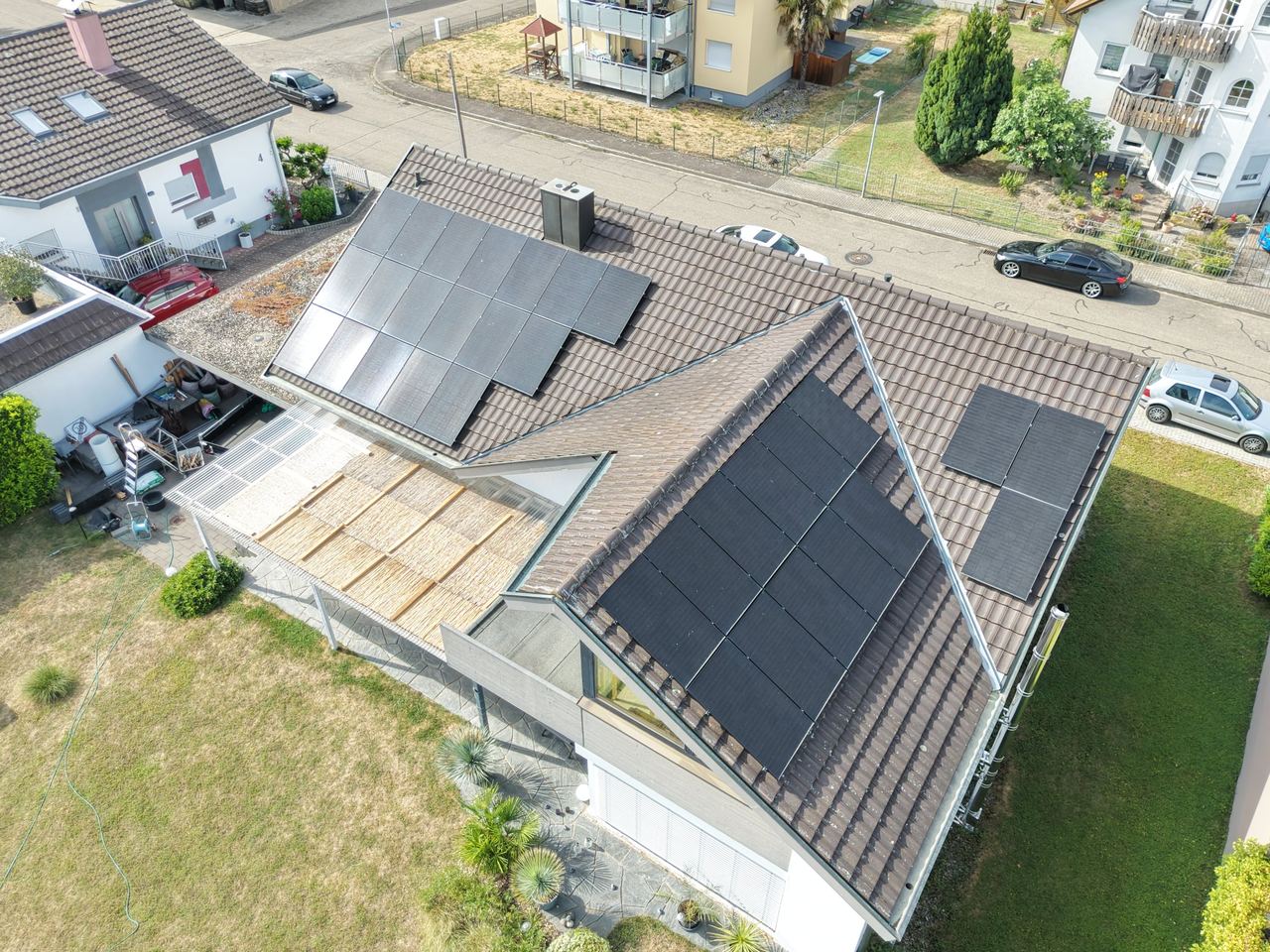 Luftaufnahme der Photovoltaikanlage auf einem Wohnhaus in Forchheim