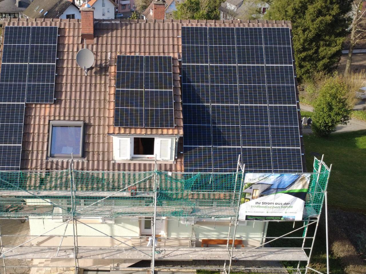 Luftaufnahme der Photovoltaikanlage auf einem Wohnhaus in Oberharmersbach