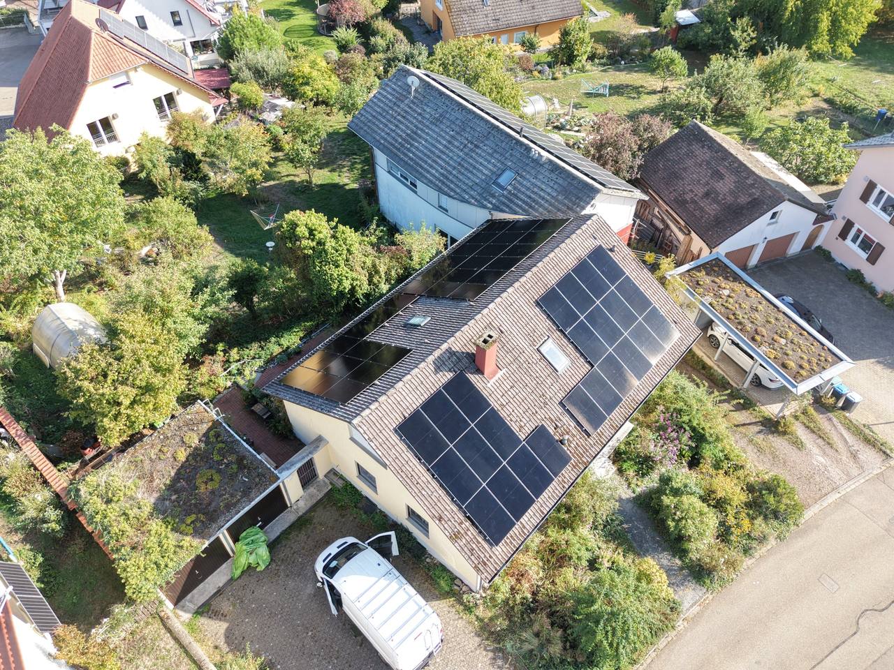 Luftaufnahme der Photovoltaikanlage auf einem Wohnhaus in Windenreute